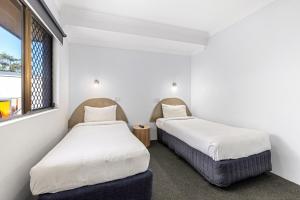 Postel nebo postele na pokoji v ubytování Macquarie Barracks Motor Inn