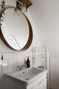 Cherry HintonにあるThe Avenueの洗面台と鏡のあるバスルーム