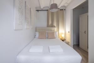 Postel nebo postele na pokoji v ubytování Stay U-nique Apartments Roger Llúria II