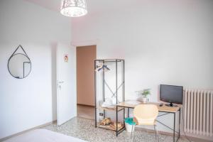 Una televisión o centro de entretenimiento en The Homestay - Arezzo
