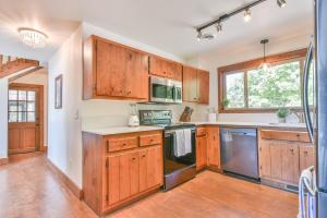 Kitchen o kitchenette sa Relax & Play with Kayaks, Ping Pong & Arcade Table