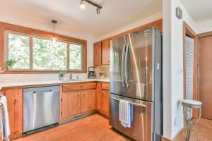 Kitchen o kitchenette sa Relax & Play with Kayaks, Ping Pong & Arcade Table
