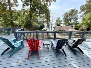 Balcony o terrace sa Relax & Play with Kayaks, Ping Pong & Arcade Table
