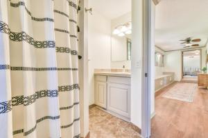 Bathroom sa Relax & Play with Kayaks, Ping Pong & Arcade Table +35 photo
