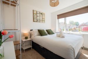 Postel nebo postele na pokoji v ubytování Winston Bungalow By Horizon Stays