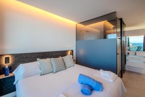 Postel nebo postele na pokoji v ubytování Sea Breeze Suites