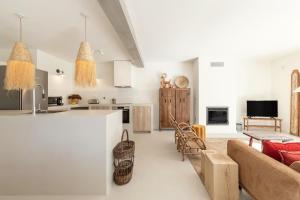 a kitchen and living room with a couch and a table at Casa da Piedade in Marvão
