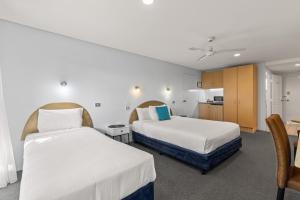Postel nebo postele na pokoji v ubytování Macquarie Barracks Motor Inn
