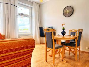 a room with a table and chairs and a dining room at Komfort-Apartment Wuppertal mit 3 SZ & gemütliches Wohnzimmer in Wuppertal