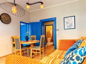 a living room with a table and chairs and a couch at Komfort-Apartment Wuppertal mit 3 SZ & gemütliches Wohnzimmer in Wuppertal +27 photos