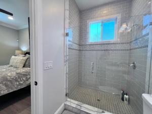 La salle de bains est pourvue d'une douche à l'italienne à côté d'un lit. dans l'établissement Destination #34, à Santa Ana 19 autres photos