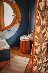 Vannituba majutusasutuses Benno der Wagen - kreativ gestaltetes Tiny House AM WALDRAND Nahezu Alleinlage Rennsteig Grünes Band NATUR PUR Hund willkommen +17 fotot