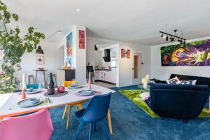 ein Wohnzimmer mit Tisch und Stühlen in der Unterkunft Das Atelier in Ihlow + 29 Fotos