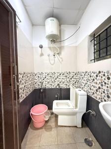 a bathroom with a toilet and a sink at SUPREME SUITs in Jāmb