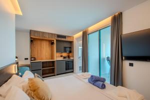 Postel nebo postele na pokoji v ubytování Sea Breeze Suites + 26 fotografií