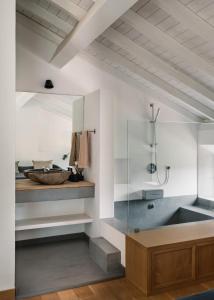 ein Badezimmer mit Waschbecken und Dusche in der Unterkunft Vale Palheiro Earth Resort - Soft Opening in Aljezur + 72 Fotos