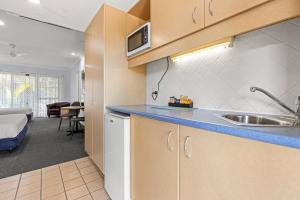 Kuchyň nebo kuchyňský kout v ubytování Macquarie Barracks Motor Inn