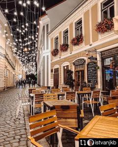 Restaurace v ubytování Emun Studio , Old Town, Smart, Netflix and Relax