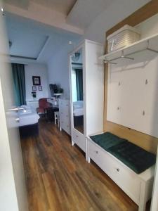 una habitación con una cama, un lavabo y un escritorio en Benvenuti MOON, en Belgrado