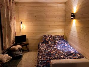 Giường trong phòng chung tại Charmant studio Morzine Centre