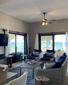 Predel za sedenje v nastanitvi West End Ocean Front Condo& Pool