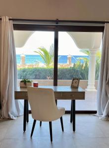 Bazen v nastanitvi oz. blizu nastanitve West End Ocean Front Condo& Pool