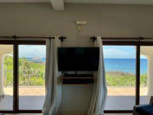 TV in/ali zabaviščno središče v nastanitvi West End Ocean Front Condo& Pool