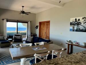 Predel za sedenje v nastanitvi West End Ocean Front Condo& Pool