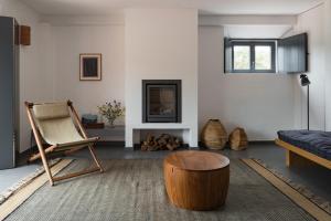 ein Wohnzimmer mit einer Couch, einem Sessel und einem Tisch in der Unterkunft Vale Palheiro Earth Resort - Soft Opening in Aljezur