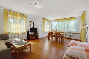 ein Wohnzimmer mit einer Couch und einem Tisch in der Unterkunft Ferienwohnung Kleeblatt in Markelfingen