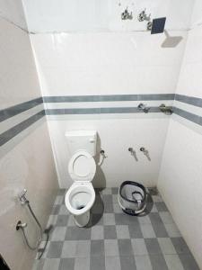 un piccolo bagno con servizi igienici in una cabina di Mangowoodsheritage a Venkatāpur Altre 3 foto