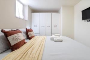 A bed or beds in a room at Rosa dei Venti 2