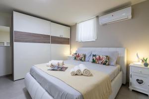 A bed or beds in a room at Rosa dei Venti 2
