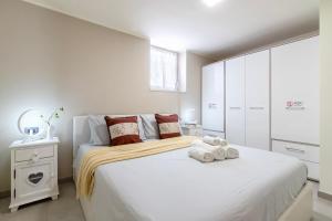 A bed or beds in a room at Rosa dei Venti 2