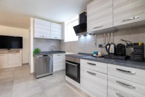 A kitchen or kitchenette at Rosa dei Venti 2
