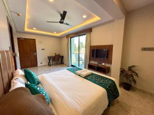 Televiisor ja/või meelelahutuskeskus majutusasutuses Nexus Green Resort