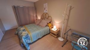 a small bedroom with a bed and a table at Le rodin in Albi