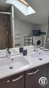 un bagno con due lavandini e un grande specchio di Mas del sol a Cahuzac-sur-Vère