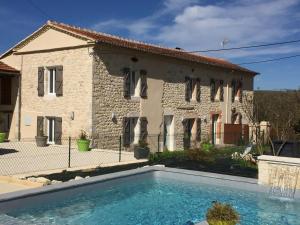una casa con piscina di fronte a una casa di Mas del sol a Cahuzac-sur-Vère