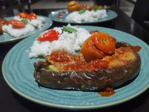 un piatto di cibo su un tavolo con riso di La Pernela Resort a Dauis Altre 12 foto