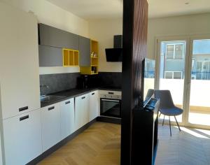 Η κουζίνα ή μικρή κουζίνα στο GEA SEAVIEW APARTMENT - Bright Top-Floor Gem in central Nettuno, Steps from the Station