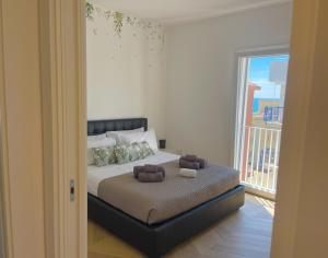 Ένα ή περισσότερα κρεβάτια σε δωμάτιο στο GEA SEAVIEW APARTMENT - Bright Top-Floor Gem in central Nettuno, Steps from the Station