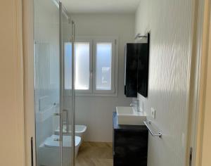 Ένα μπάνιο στο GEA SEAVIEW APARTMENT - Bright Top-Floor Gem in central Nettuno, Steps from the Station