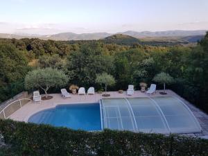 Bazén v ubytovaní Bergerie du pic saint-loup alebo v jeho blízkosti