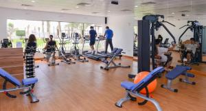 Fitness centrum a/nebo fitness zařízení v ubytování Ajman Beach Hotel