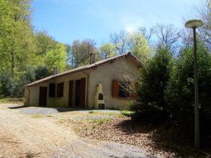una piccola casa con un lampione davanti di Les gites de la planette - gite 9 a Saint-Amans-Valtoret