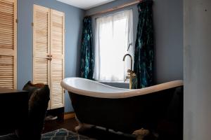 una bañera en un baño con ventana en Adorable quirky country cottage, en Heathfield 57 fotos más