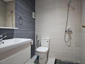 une salle de bain avec toilettes, lavabo et douche dans l'établissement Urban Style, à Martil 5 autres photos