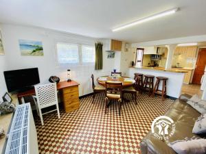 VillemoustaussouにあるAu bien-etreのソファとテーブルのあるリビングルーム +21枚の写真