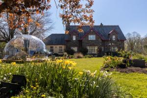 een huis met glazen koepels in een tuin bij Rossclare Lodge in Enniskillen